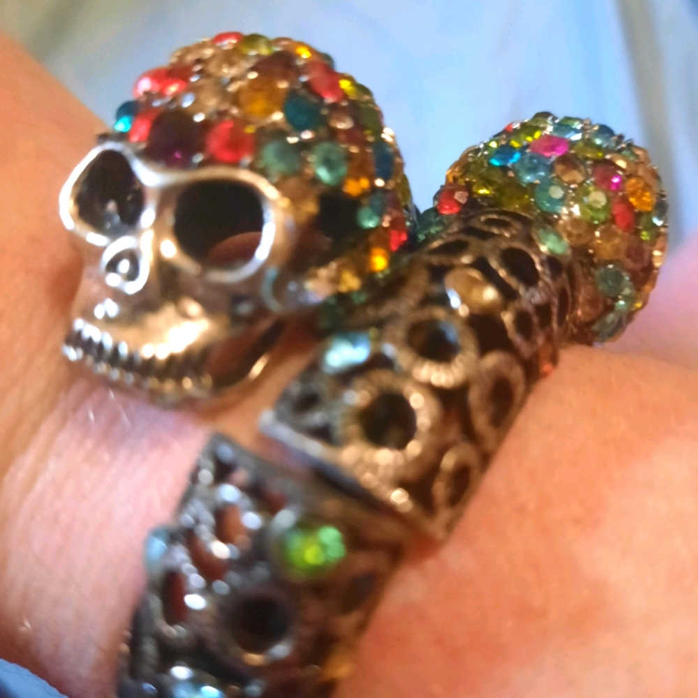 Skull rinstone bracelet